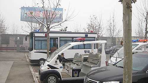 躍迪流動(dòng)警務(wù)室、警用電動(dòng)巡邏車(chē)正定新區(qū)公安分局配備現(xiàn)場(chǎng)