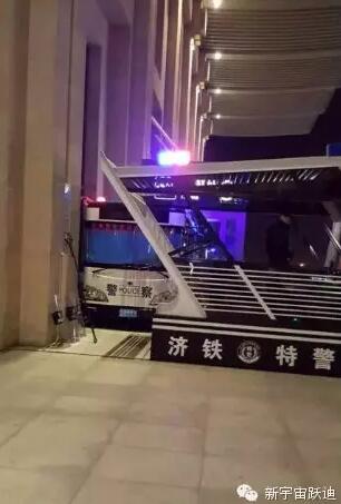 躍迪移動警務(wù)室執(zhí)勤于濟鐵站—全面治安防控