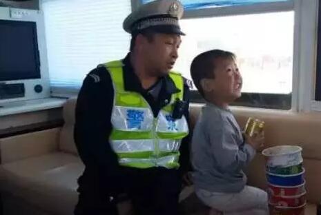貪玩幼童上高速—躍迪移動(dòng)警務(wù)室助力，熱心民警忙尋親