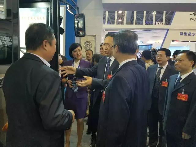 安徽省委書記李錦斌，代省長(zhǎng)李國英一行蒞臨躍迪集團(tuán)旗下安達(dá)爾汽車展位參觀指導(dǎo)