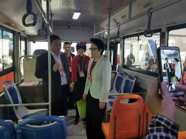 安徽省委書記李錦斌，代省長(zhǎng)李國英一行蒞臨躍迪集團(tuán)旗下安達(dá)爾汽車展位參觀指導(dǎo)