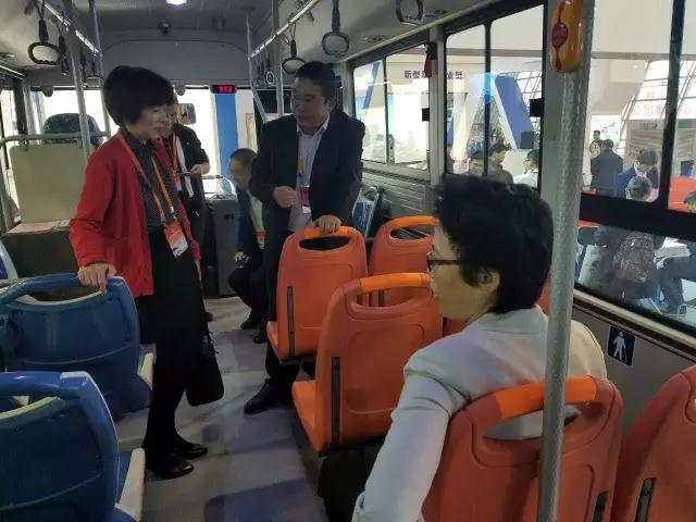 安徽省委書記李錦斌，代省長(zhǎng)李國英一行蒞臨躍迪集團(tuán)旗下安達(dá)爾汽車展位參觀指導(dǎo)