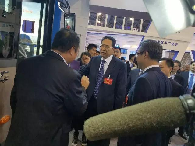 安徽省委書記李錦斌，代省長(zhǎng)李國英一行蒞臨躍迪集團(tuán)旗下安達(dá)爾汽車展位參觀指導(dǎo)