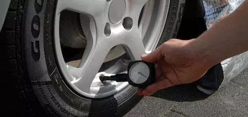 汽車夏天容易爆胎，是因?yàn)檫@些技巧!