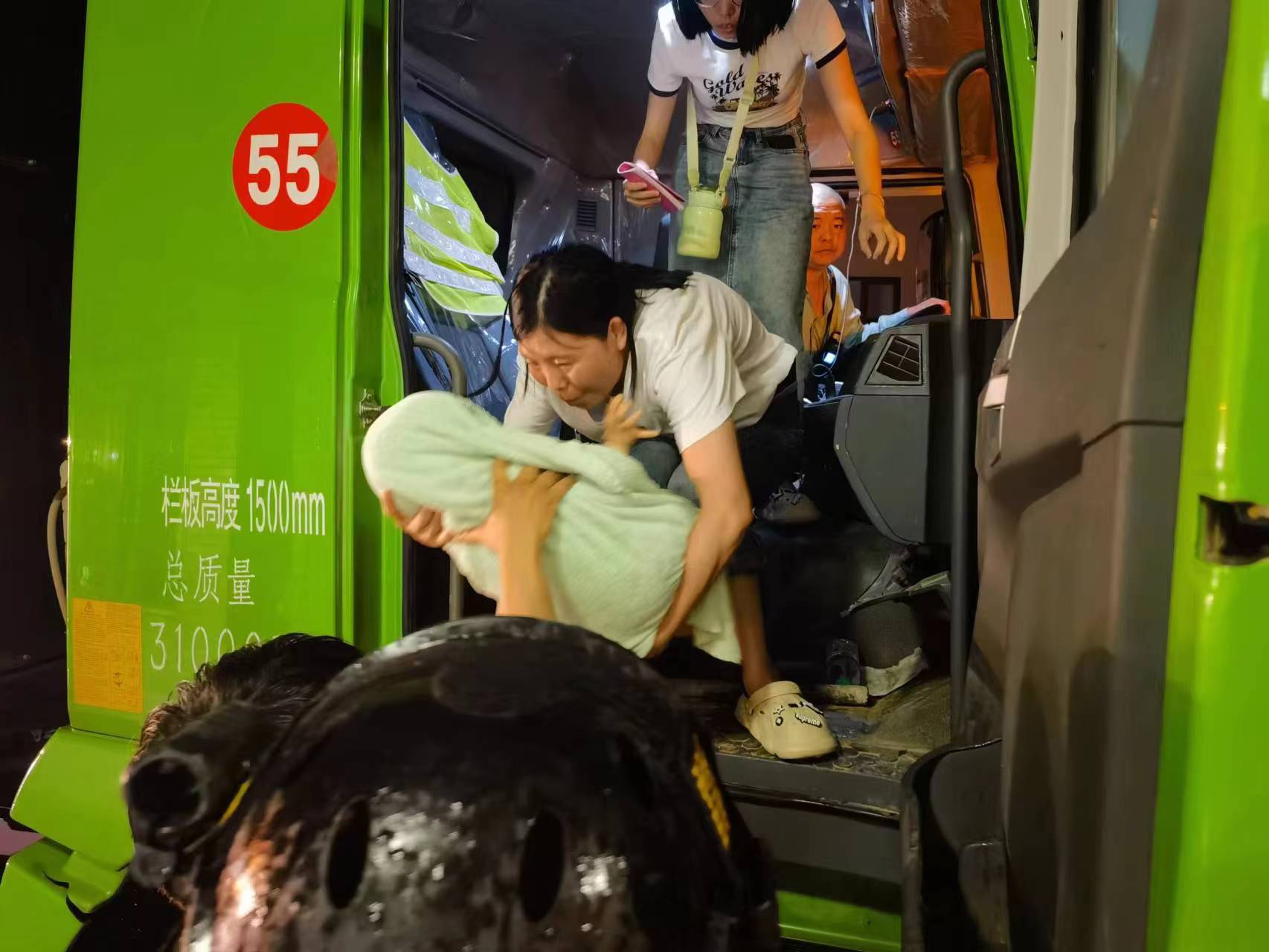 昨晚保定市強(qiáng)降暴雨丨躍迪汽車保定分公司，連夜出動(dòng)70臺(tái)新能源渣土車參與保定市救援工作