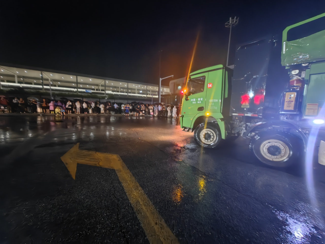 昨晚保定市強(qiáng)降暴雨丨躍迪汽車保定分公司，連夜出動(dòng)70臺(tái)新能源渣土車參與保定市救援工作