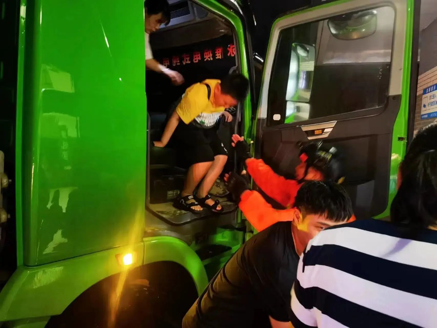 昨晚保定市強(qiáng)降暴雨丨躍迪汽車保定分公司，連夜出動(dòng)70臺(tái)新能源渣土車參與保定市救援工作