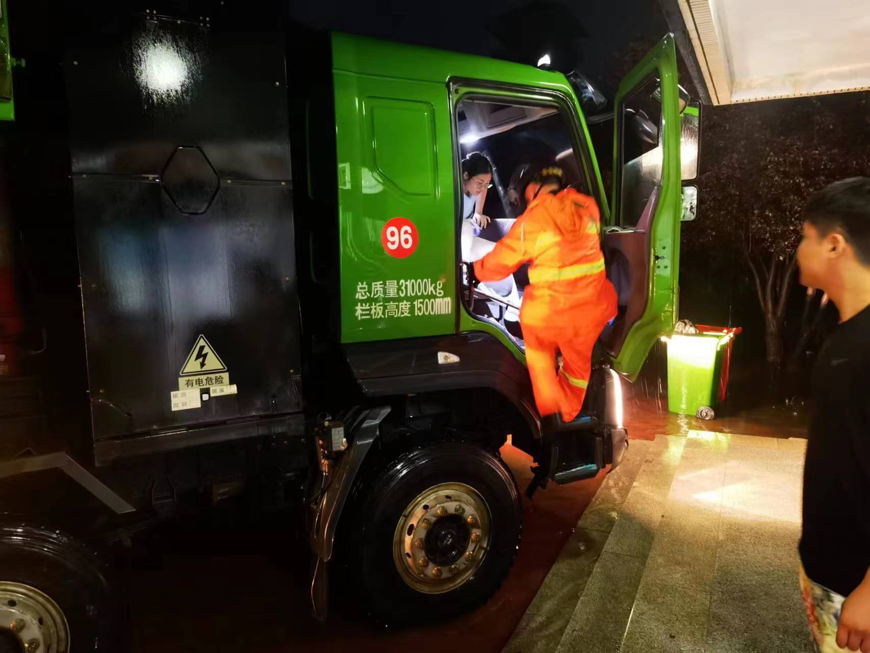 昨晚保定市強(qiáng)降暴雨丨躍迪汽車保定分公司，連夜出動(dòng)70臺(tái)新能源渣土車參與保定市救援工作