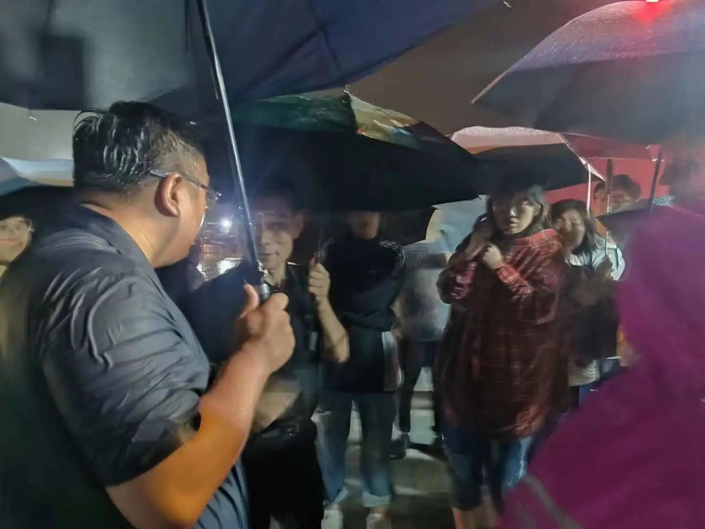 昨晚保定市強(qiáng)降暴雨丨躍迪汽車保定分公司，連夜出動(dòng)70臺(tái)新能源渣土車參與保定市救援工作