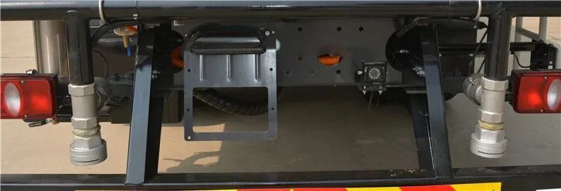 躍迪集團(tuán)新能源多功能抑塵車——低碳環(huán)保、降溫除塵