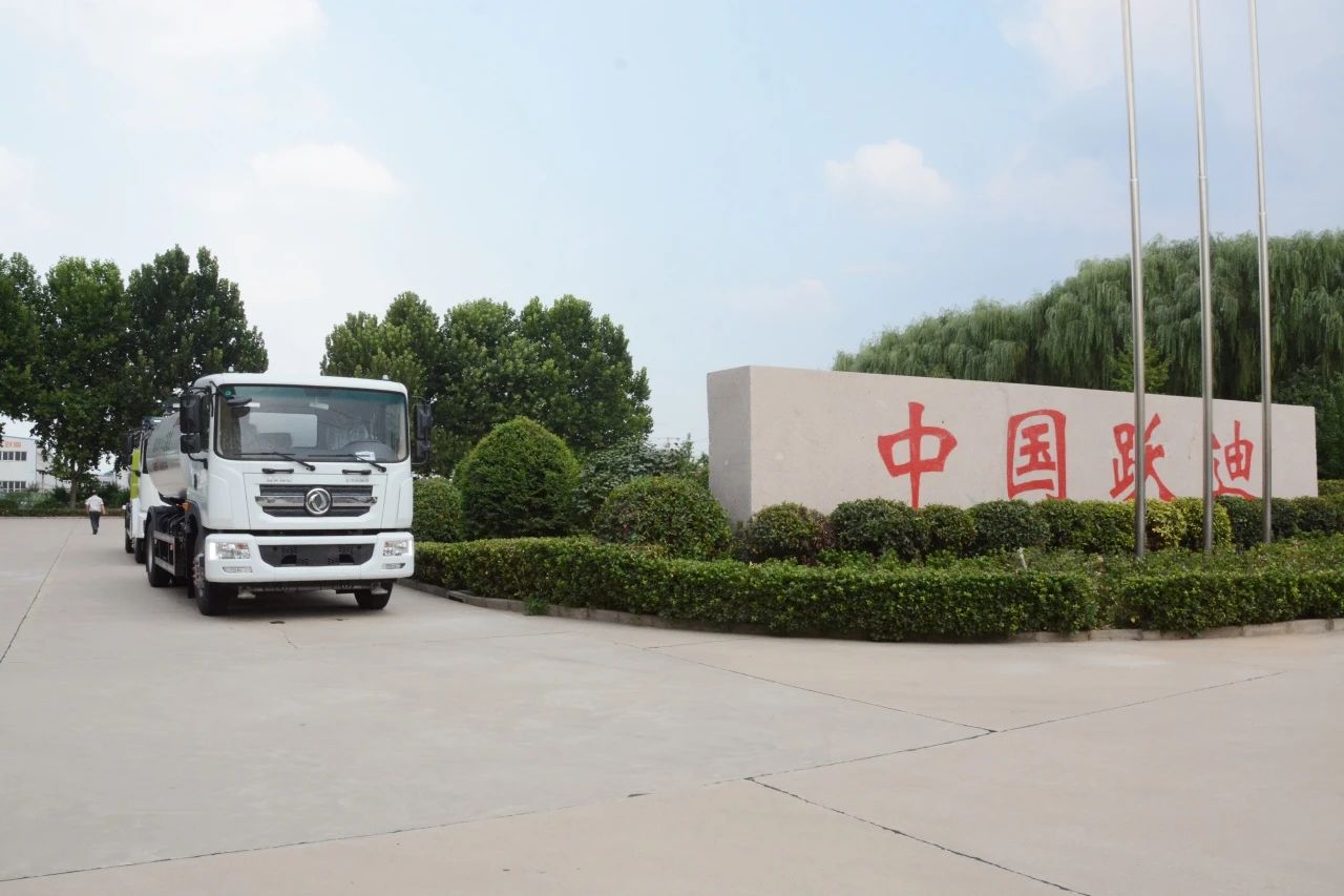 夏日降溫好幫手-躍迪集團(tuán)新能源灑水車、新能源綠化噴灑車發(fā)車