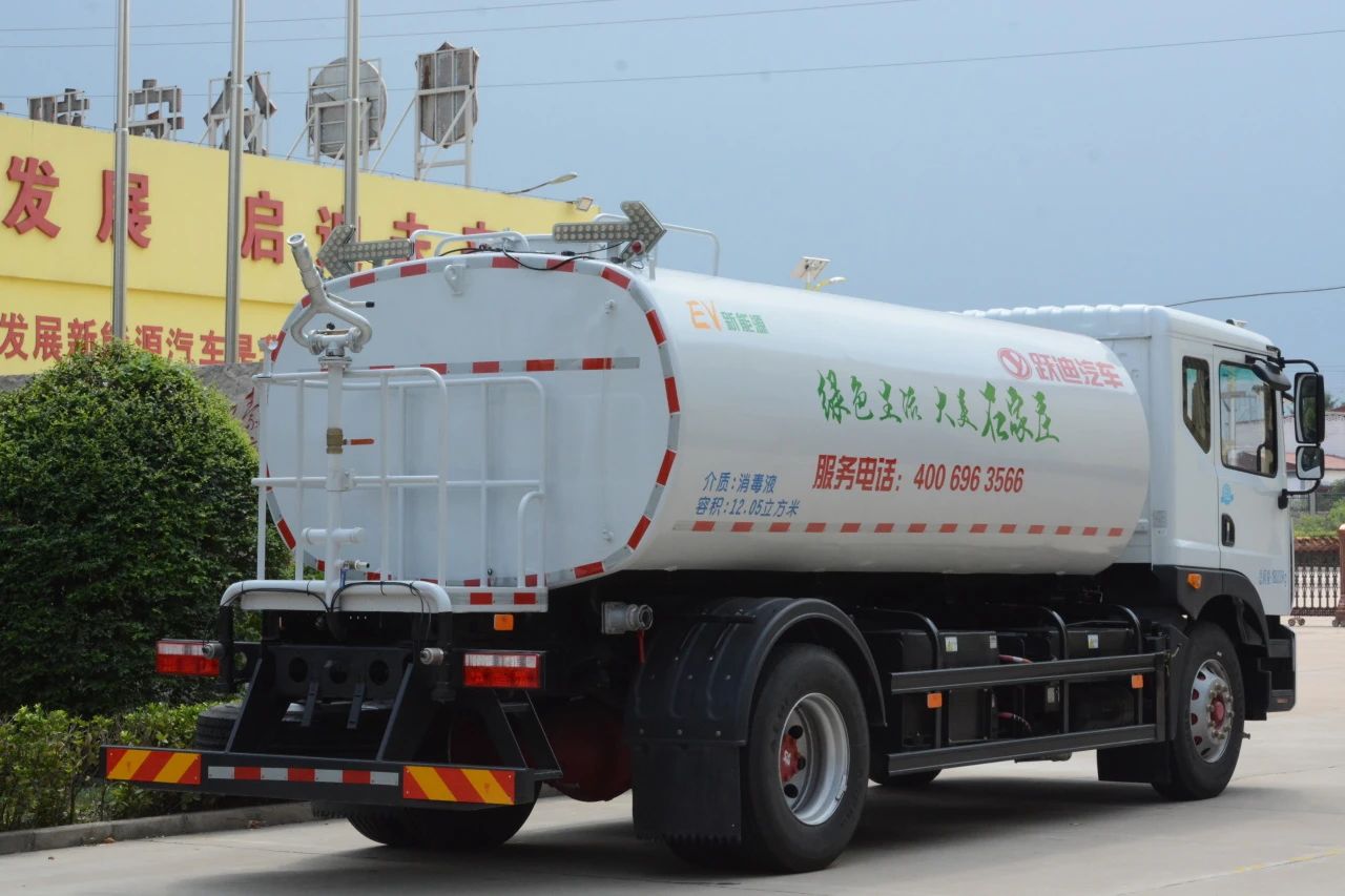 夏日降溫好幫手-躍迪集團(tuán)新能源灑水車、新能源綠化噴灑車發(fā)車
