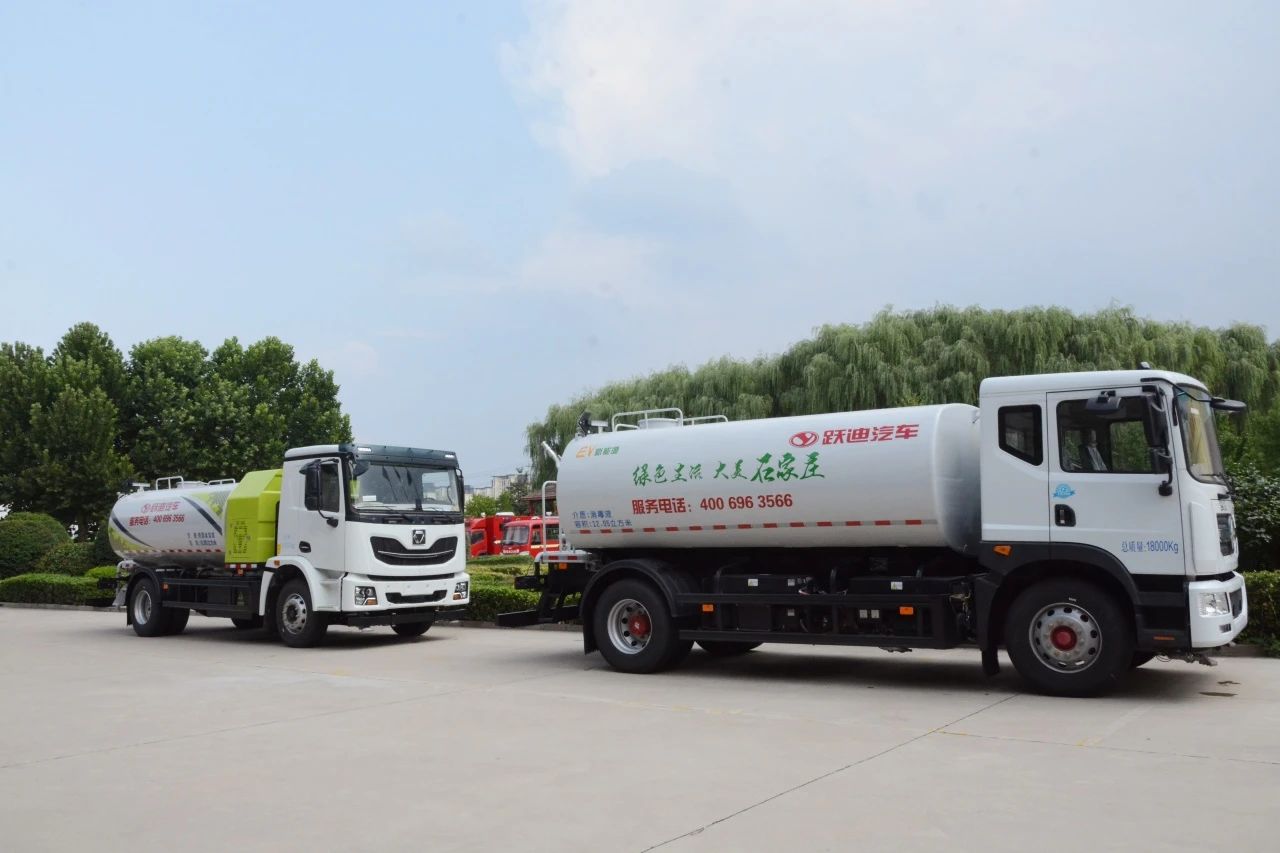 夏日降溫好幫手-躍迪集團(tuán)新能源灑水車、新能源綠化噴灑車發(fā)車