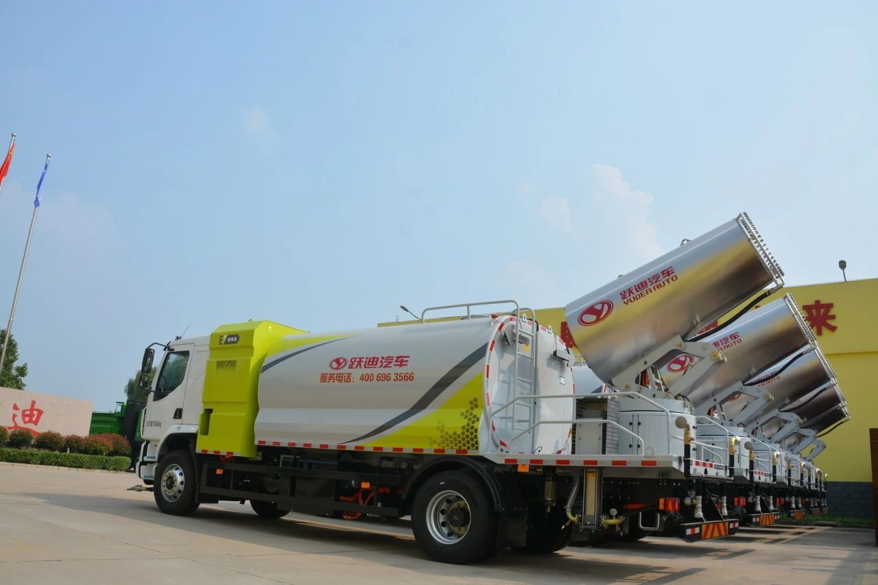 夏日降溫好幫手-躍迪集團(tuán)新能源灑水車、新能源綠化噴灑車發(fā)車
