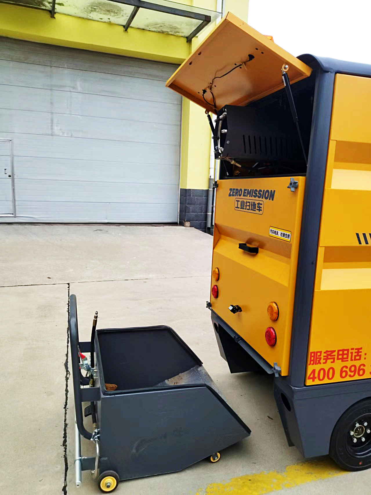 強(qiáng)力吸塵，高效清掃-躍迪小型清掃車