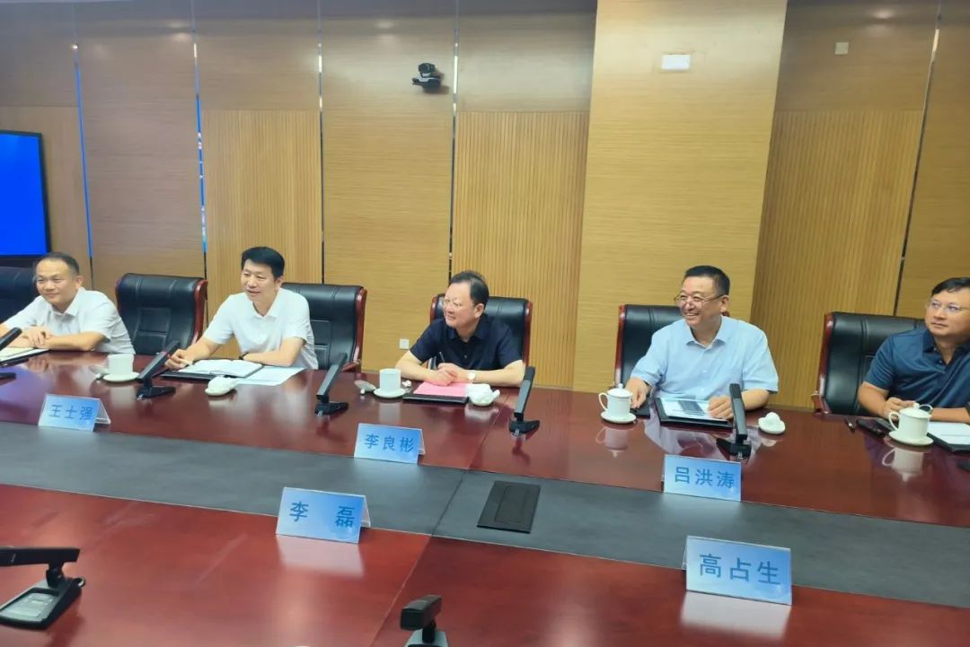鋰業(yè)巨頭贛鋒鋰業(yè)董事長(zhǎng)李良彬、躍迪集團(tuán)董事長(zhǎng)呂洪濤聯(lián)袂造訪中國(guó)重汽，與劉正濤董事長(zhǎng)洽談新能源領(lǐng)域合作前景